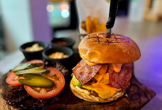 Carnero Burger para 2 con Tocineta - El Carnero Restaurante