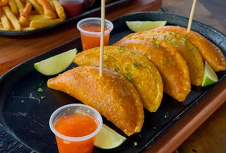 Combo Pareja Jarra de Cerveza  + 5 Empanadas 