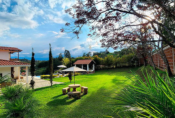 Chalet de Lujo en el Oriente Antioqueño: Jacuzzi + Piscina 