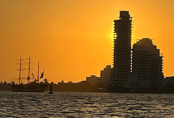 Tour por Cartagena en Barco + Fiesta en Getsemani