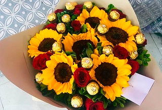 Bouquet de Girasoles + Rosas + Chocolates + 