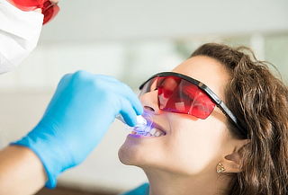 2 Sesiones de Blanqueamiento Dental con Tecnología ZOOM 