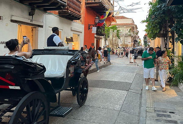 Cena Romántica y Paseo en Coche por la Ciudad Amurallada