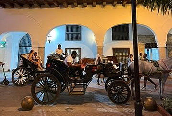 Cena Romántica y Paseo en Coche por la Ciudad Amurallada