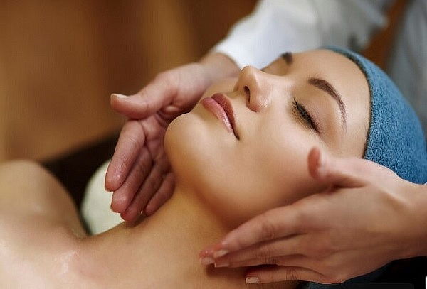 Siéntete radiante: Masaje relajante + hidratación facial