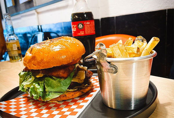 Hamburguesa Toro con Papas a la Francesa en Tres Toros 