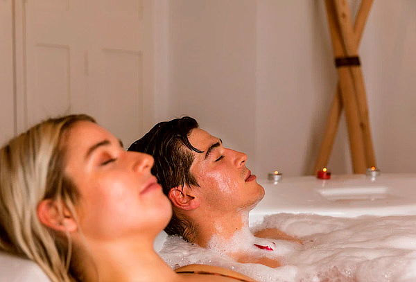 Spa Romántico en Pareja con Jacuzzi + Baño de Espuma