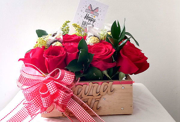 Sorpresa Flowers Emotion con 12 Rosas + Chocolates y más