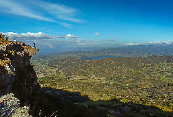 Piedra Colgada + Paseo en Lancha en Laguna de Fuquene