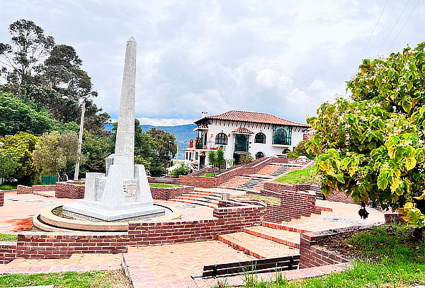 Casa Loca + Pueblo Colonial + Laguna Leyenda del Dorado 