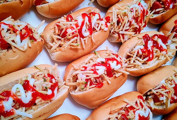 25 Mini Perritos y 25 Mini Hamburguesas con Yenova Cupcakes.