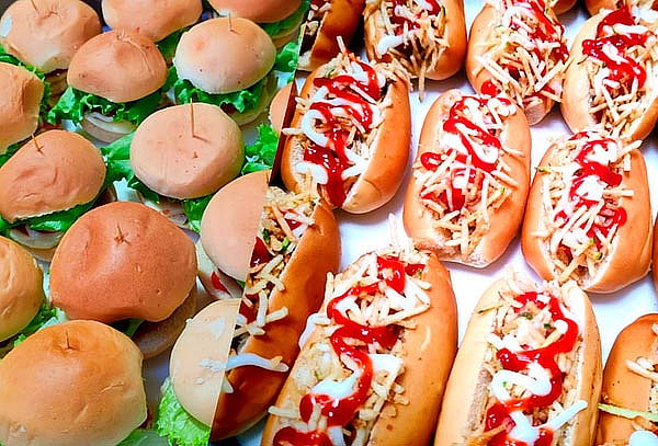 25 Mini Perritos y 25 Mini Hamburguesas con Yenova Cupcakes.