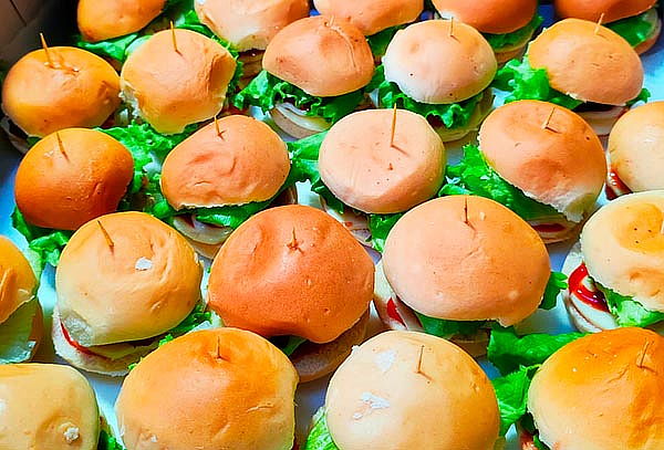 25 Mini Perritos y 25 Mini Hamburguesas con Yenova Cupcakes.