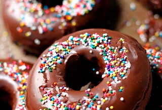 25 Mini Donas y 25 Fresas con Chocolate con Yenova Cupcakes.