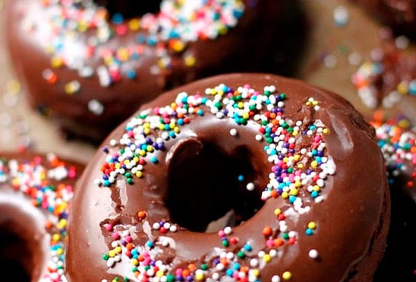 25 Mini Donas y 25 Fresas con Chocolate con Yenova Cupcakes.