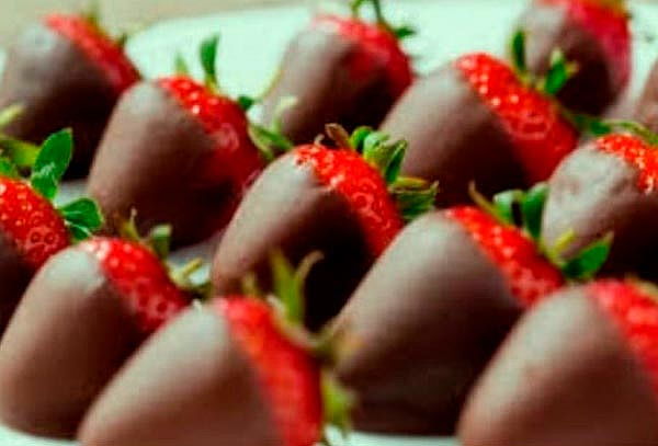 25 Mini Donas y 25 Fresas con Chocolate con Yenova Cupcakes.
