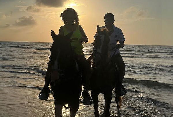 Cabalgata al Atardecer + Parrillada de Mar en Cartagena