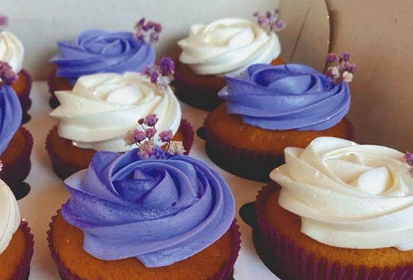 9 Cupcakes Grandes + Tarjeta Personalizada + Domo de Empaque