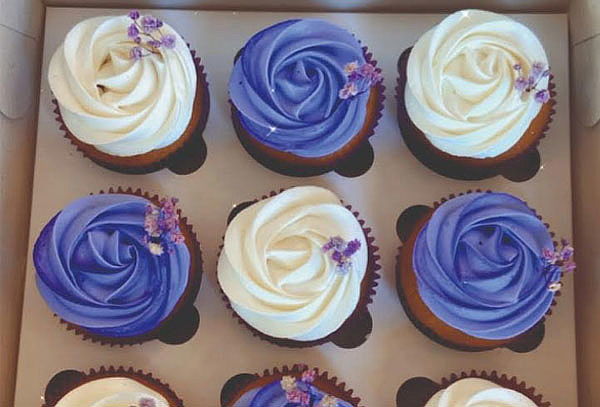 9 Cupcakes Grandes + Tarjeta Personalizada + Domo de Empaque