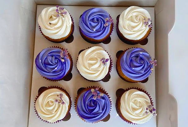 9 Cupcakes Grandes + Tarjeta Personalizada + Domo de Empaque
