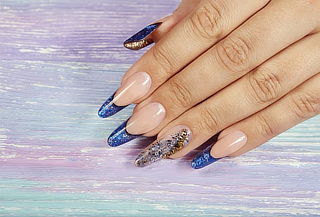 Uñas Acrilicas + Exfoliación en Manos + Depilación en Cejas