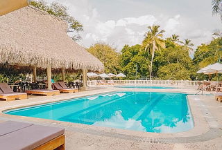 Hotel Iguana en Antioquia: Día de Sol para 2 + Almuerzo