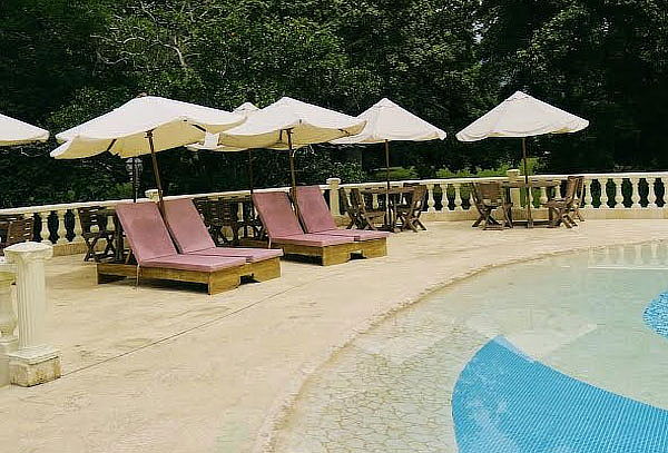 Hotel Iguana en Antioquia: Día de Sol para 2 + Almuerzo
