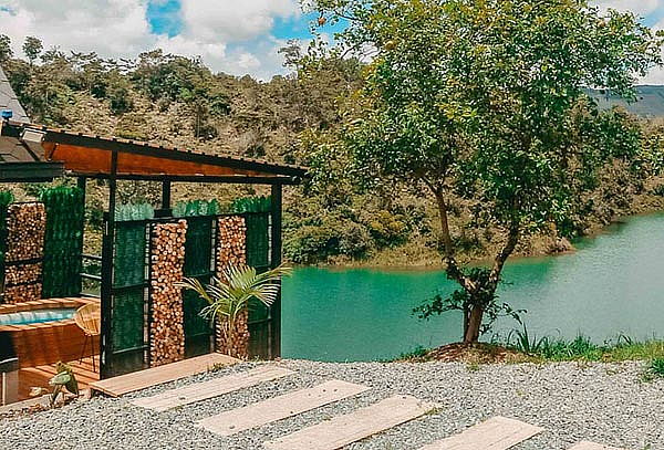 Plan de Lujo en Guatapé: Hospedaje + Jacuzzi + Desayuno 