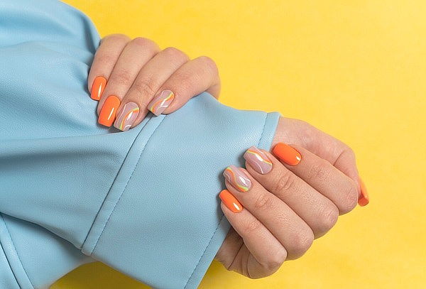 Manicure semipermanente + Exfoliación + Veloterapia