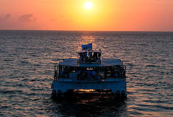 Tour en Catamarán Recorrido Panorámico + Barra Libre + DJ