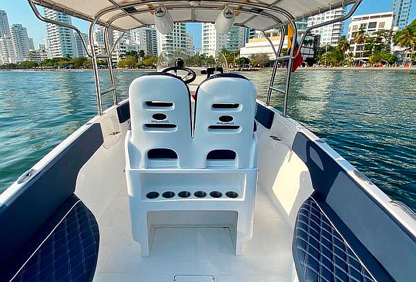 Tour Por Bahía en Yate con DJ por 2 Horas + Barra Libre