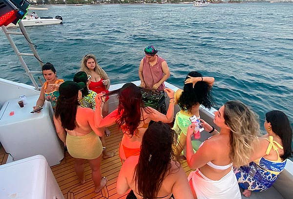 Tour Por Bahía en Yate con DJ por 2 Horas + Barra Libre