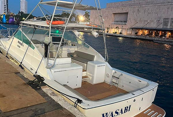 Tour Por Bahía en Yate con DJ por 2 Horas + Barra Libre