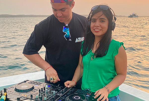 Tour Por Bahía en Yate con DJ por 2 Horas + Barra Libre