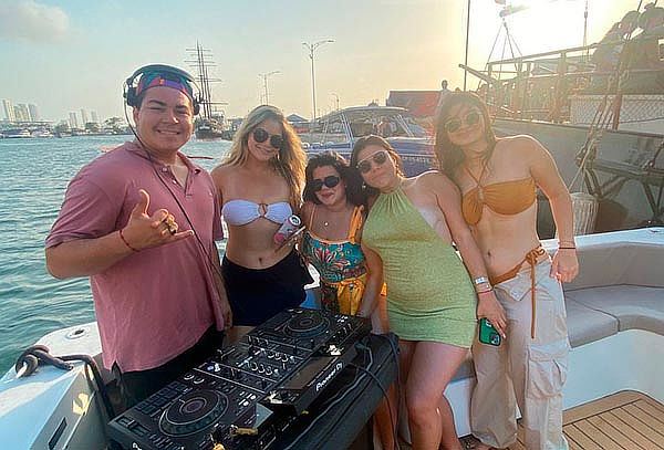 Tour Por Bahía en Yate con DJ por 2 Horas + Barra Libre