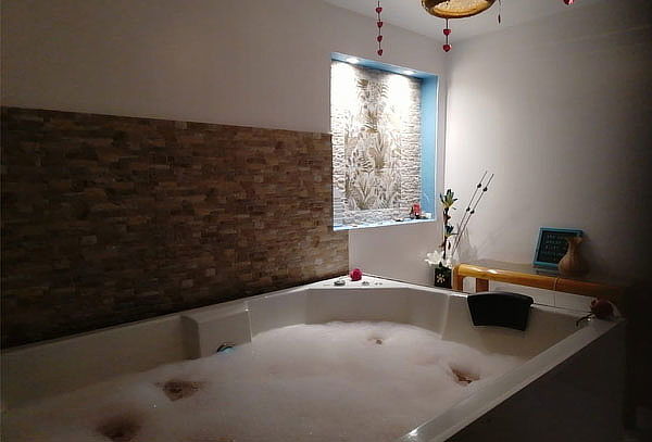 Spa en Pareja Marte y Venus con Jacuzzi, Copa de Vino