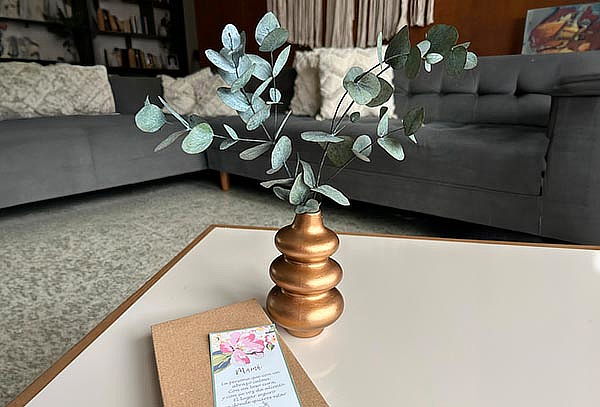 Florero Origen Pequeño para Decorar + Rama de Eucalipto