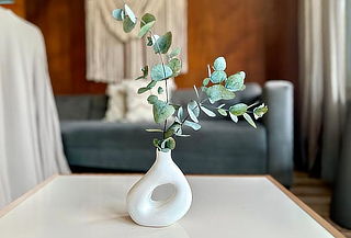 Florero Silvestre Pequeño para Decorar + Rama de Eucalipto