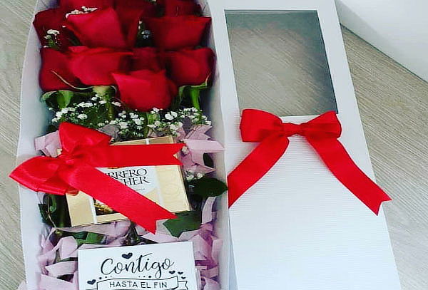 Caja de 12 Rosas + Chocolates Tipo Ferrero o Fresas Decorada