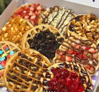 4 Waffles Medianos + Salsas + Frutas + Toppings a Elección