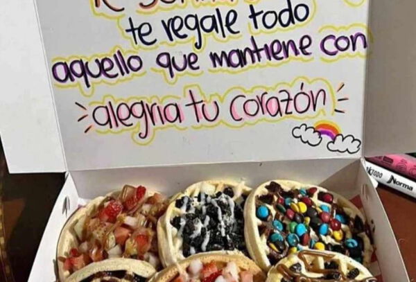 4 Waffles Medianos + Salsas + Frutas + Toppings a Elección