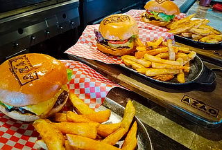 2 o 3 Hamburguesas de 150gr c/u a la Parrilla + Papas 