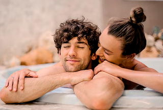 Spa Completo Celebración en Pareja + Jacuzzi + Vino 