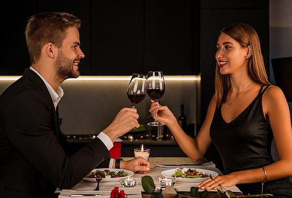 Cena romántica con Vino + Velas + Decoración + Tarjeta