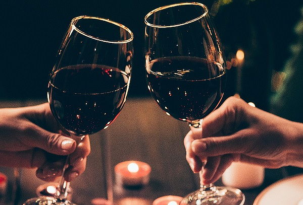 Cena romántica con Vino + Velas + Decoración + Tarjeta