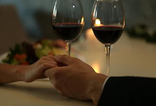Cena romántica con Vino + Velas + Decoración + Tarjeta