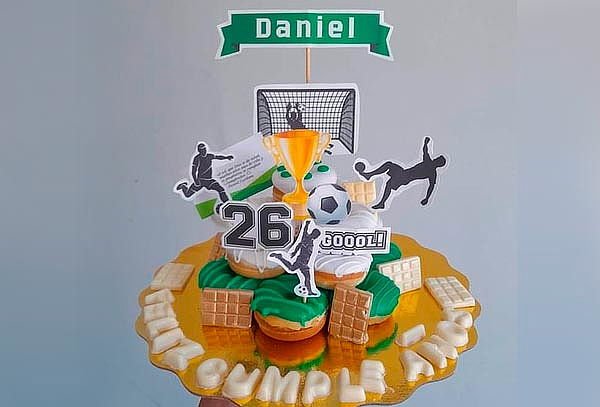 Torre de 20, 25 o 35 Mini Donas + Decoración + Tarjeta 