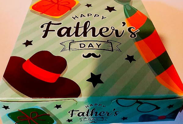 Caja Regalo para Papá con 12 Mini Donas + Cerveza + 2 Fresas