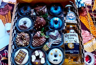 Caja Regalo para Papá con 12 Mini Donas + Cerveza + 2 Fresas