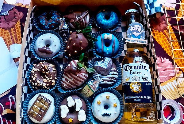 Caja Regalo para Papá con 12 Mini Donas + Cerveza + 2 Fresas